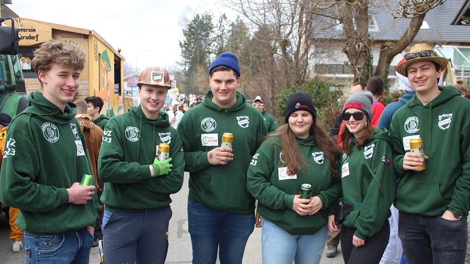 Viele Faschings-Fans haben sich am Samstag den Umzug in Langenbach angesehen. Viele Faschings-Fans haben sich am Samstag den Umzug in Langenbach angesehen.