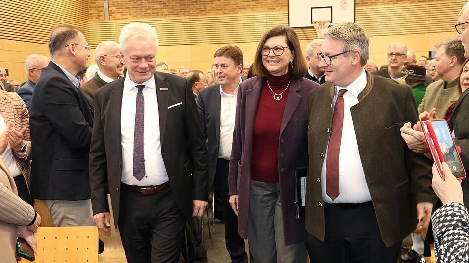 Landtagspräsidentin Ilse Aigner wurde vom Bundeslandwirtschaftsminister Alois Rainer, CSU-Landratskandidaten Ewald Seifert und CSU-Kreisvorsitzenden Josef Zellmeier (von links) unter den Klängen der Gsteckenriebler zum Platz begleitet. Landtagspräsidentin Ilse Aigner wurde vom Bundeslandwirtschaftsminister Alois Rainer, CSU-Landratskandidaten Ewald Seifert und CSU-Kreisvorsitzenden Josef Zellmeier (von links) unter den Klängen der Gsteckenriebler zum Platz begleitet.