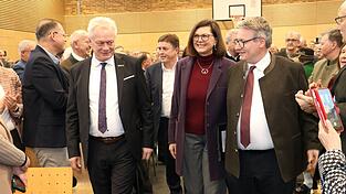 Landtagspr&auml;sidentin Ilse Aigner wurde vom Bundeslandwirtschaftsminister Alois Rainer, CSU-Landratskandidaten Ewald Seifert und CSU-Kreisvorsitzenden Josef Zellmeier (von links) unter den Kl&auml;ngen der Gsteckenriebler zum Platz begleitet.&nbsp;