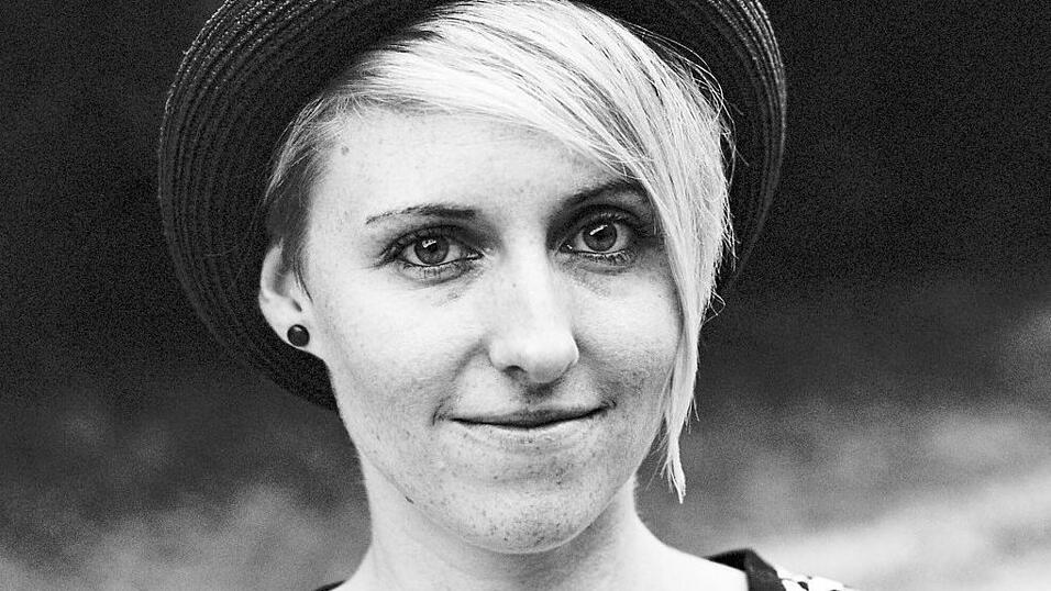 Jennifer liebt Musik aus allen Jahrzehnten. Jennifer liebt Musik aus allen Jahrzehnten.