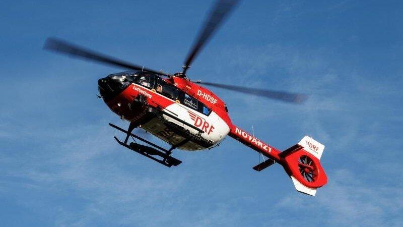Einsatzkräfte suchten in der Nacht zum Montag nach dem Fahrer eines Unfallautos. (Symbolfoto) Einsatzkräfte suchten in der Nacht zum Montag nach dem Fahrer eines Unfallautos. (Symbolfoto)