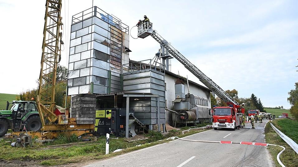 Der Einsatz der Feuerwehr auf dem Bauernhof dauerte mehrere Stunden.