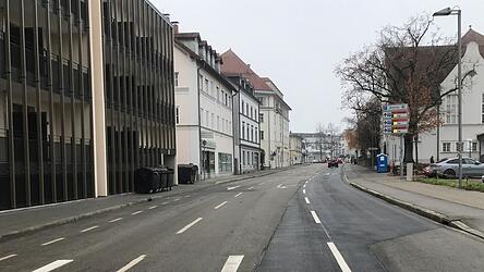 Von M&auml;rz bis Dezember wird die Innere Passauer Stra&szlig;e zur zentralen Busumsteigestelle und zur Einbahnstra&szlig;e. Dann kann sie nur noch stadteinw&auml;rts befahren werden.