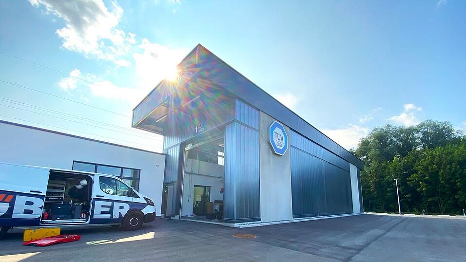 Eine Firma erledigt noch kleinere Arbeiten, das meiste aber ist fertig. Daher kann der T&Uuml;V S&uuml;d im Gewerbegebiet 'Hietzinger Wiesen' wohl in wenigen Wochen starten.