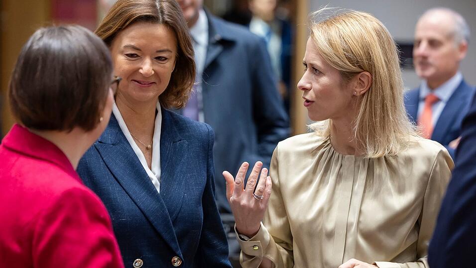 Die Beratungen von EU-Chefdiplomatin Kaja Kallas (r) mit den Au&szlig;enministerinnen und Au&szlig;enministern sollten eigentlich vertraulich sein. (Archivbild)