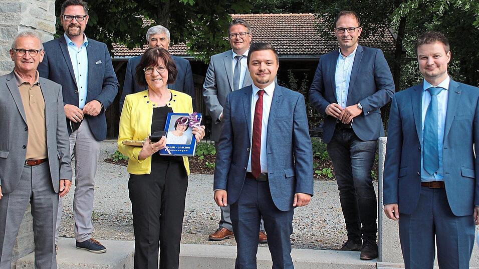 Abschied und Willkommen: Angelika Peintinger und ihr Nachfolger Jan-Philipp Nöldner (Dritter von rechts) umgeben von den Rednern bei der Feier. Mit dabei waren VdK-Kreisvorsitzender Max Heigl, MdL Dr. Gerhard Hopp, MdB Karl Holmeier, VdK-Bezirksgeschäftsführer Christian Eisenried, Bürgermeister Martin Stoiber und der stellvertretende VdK-Landesgeschäftsführer Marian Indlekofer (von links). Abschied und Willkommen: Angelika Peintinger und ihr Nachfolger Jan-Philipp Nöldner (Dritter von rechts) umgeben von den Rednern bei der Feier. Mit dabei waren VdK-Kreisvorsitzender Max Heigl, MdL Dr. Gerhard Hopp, MdB Karl Holmeier, VdK-Bezirksgeschäftsführer Christian Eisenried, Bürgermeister Martin Stoiber und der stellvertretende VdK-Landesgeschäftsführer Marian Indlekofer (von links).