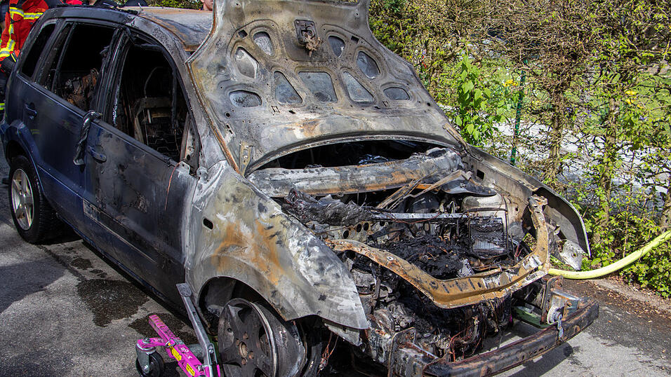 In einer Tiefgarage in Niederalteich hat es am Samstagnachmittag gebrannt. Ein nahes Pflegeheim musste deswegen evakuiert werden. In einer Tiefgarage in Niederalteich hat es am Samstagnachmittag gebrannt. Ein nahes Pflegeheim musste deswegen evakuiert werden.