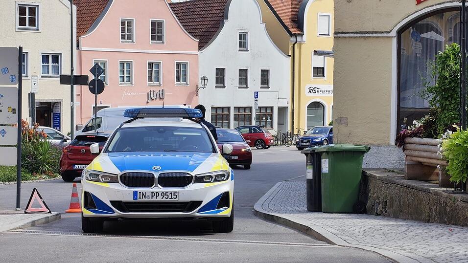 Zunächst wurde mit zwei Papiertonnen die Zufahrt blockiert, bis die Polizei eintraf. Zunächst wurde mit zwei Papiertonnen die Zufahrt blockiert, bis die Polizei eintraf.