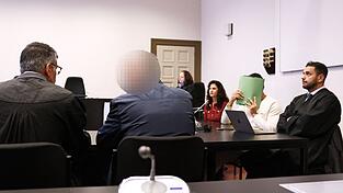 Das Hanseatische Oberlandesgericht hat die beiden Angeklagten zu achteinhalb beziehungsweise viereinhalb Jahre Haft verurteilt. Das Hanseatische Oberlandesgericht hat die beiden Angeklagten zu achteinhalb beziehungsweise viereinhalb Jahre Haft verurteilt.