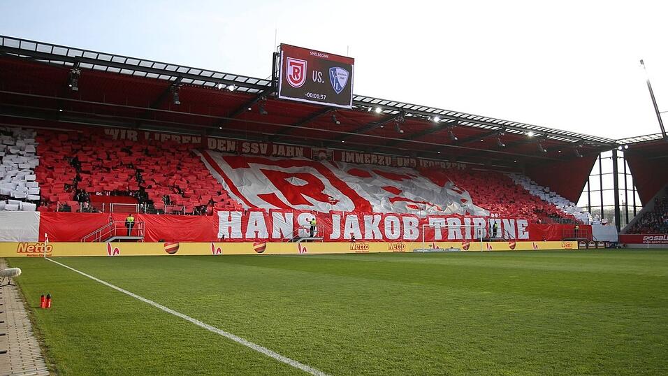 Die 'Hans-Jakob-Tribüne' ist die Heimat der Jahn-Fans. Die 'Hans-Jakob-Tribüne' ist die Heimat der Jahn-Fans.