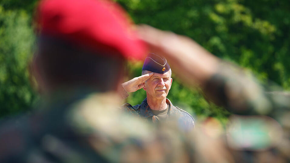 In der Einführungszeit lernen alle Soldaten, wie man richtig grüßt.