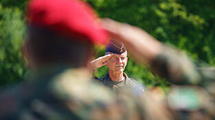 In der Einf&uuml;hrungszeit lernen alle Soldaten, wie man richtig gr&uuml;&szlig;t.