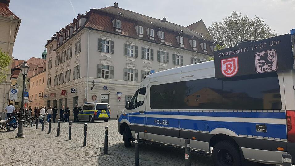 Viele Einsatzkräfte waren am Sonntag wegen des Jahnspiels unterwegs, wie hier am Bismarkplatz. Viele Einsatzkräfte waren am Sonntag wegen des Jahnspiels unterwegs, wie hier am Bismarkplatz.