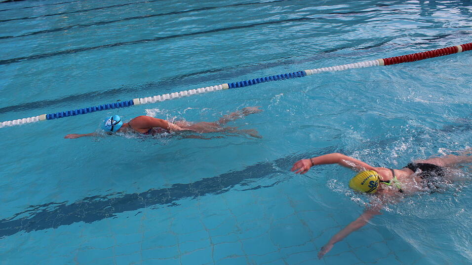 Schwimmen im Freibad macht Spa&szlig; - aber wohl den wenigsten bei drei Grad Wassertemperatur.