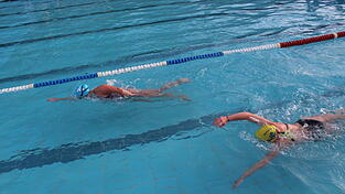 Schwimmen im Freibad macht Spa&szlig; - aber wohl den wenigsten bei drei Grad Wassertemperatur.