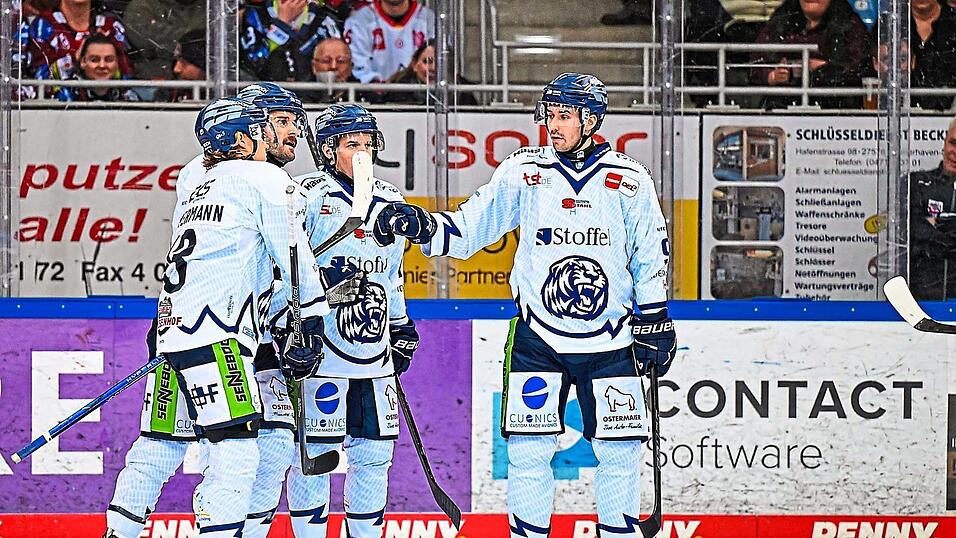 Die Jubeltraube um Justin Scott (2. v. l.) gabs am Mittwochabend gegen die Fischtown Pinguins Bremerhaven gleich dreimal. Der Kanadier erzielte f&uuml;r die Straubing Tigers die Tore zum 1:1, 3:4 und 3:5.