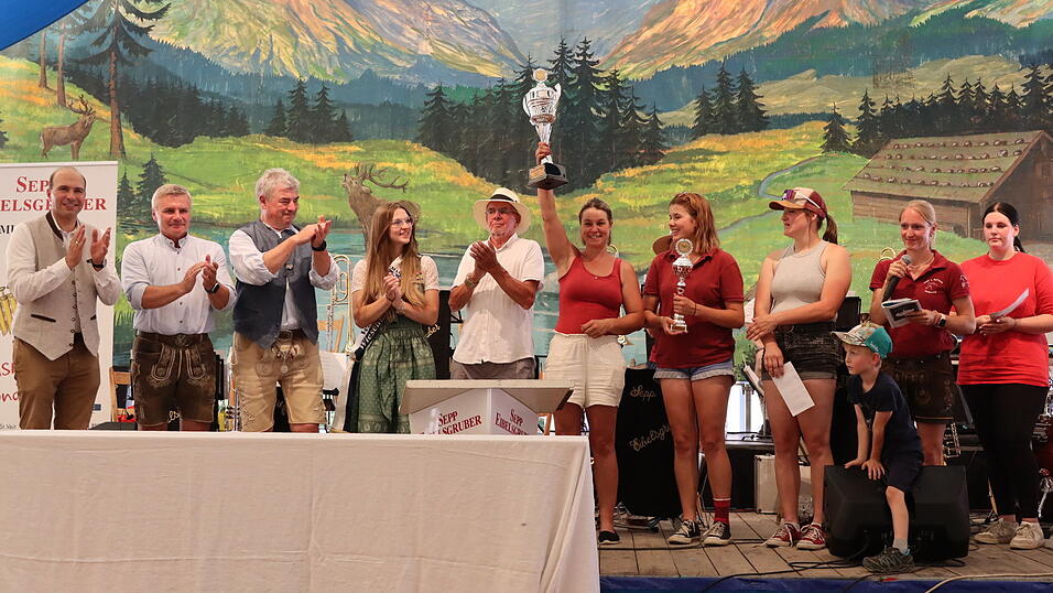 Die Siegerehrung der erfolgreichsten Teilnehmer am Pferderennen. Die Siegerehrung der erfolgreichsten Teilnehmer am Pferderennen.