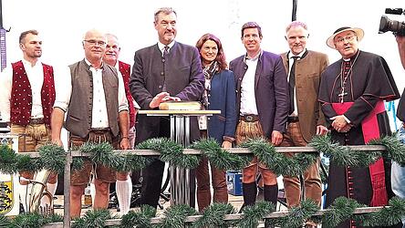 Nach seiner Festansprache trug sich Ministerpräsident Markus Söder in das Goldene Buch der Gemeinde ein. Zu sehen ist er hier mit Bürgermeister Robert Spindler, Landrätin Tanja Schweiger, Landtagsabgeordnetem Patrick Grossmann, Bundestagsabgeordnetem Peter Aumer und Bischof Rudolf Voderholzer.