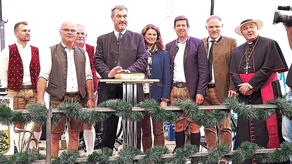 Nach seiner Festansprache trug sich Ministerpräsident Markus Söder in das Goldene Buch der Gemeinde ein. Zu sehen ist er hier mit Bürgermeister Robert Spindler, Landrätin Tanja Schweiger, Landtagsabgeordnetem Patrick Grossmann, Bundestagsabgeordnetem Peter Aumer und Bischof Rudolf Voderholzer. Nach seiner Festansprache trug sich Ministerpräsident Markus Söder in das Goldene Buch der Gemeinde ein. Zu sehen ist er hier mit Bürgermeister Robert Spindler, Landrätin Tanja Schweiger, Landtagsabgeordnetem Patrick Grossmann, Bundestagsabgeordnetem Peter Aumer und Bischof Rudolf Voderholzer.
