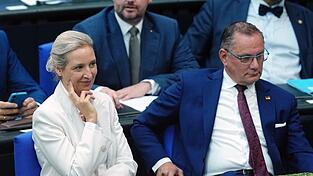 Die AfD-Fraktion mit ihren Vorsitzenden Alice Weidel und Tino Chrupalla will offenbar vorbereitet sein, falls Schwarz-Rot nicht hält. Die AfD-Fraktion mit ihren Vorsitzenden Alice Weidel und Tino Chrupalla will offenbar vorbereitet sein, falls Schwarz-Rot nicht hält.