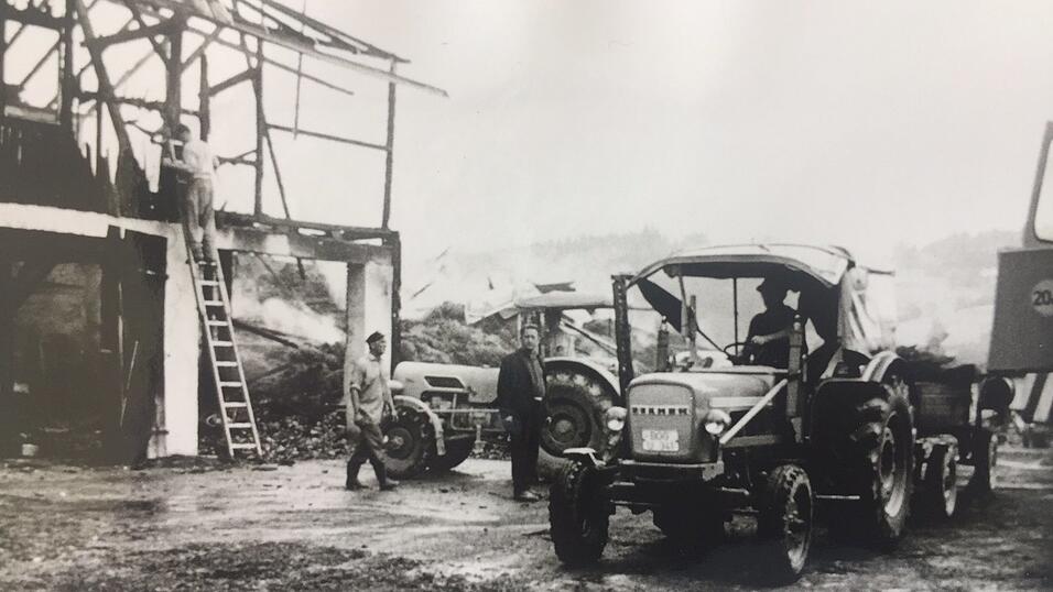 Unermüdlich halfen die Landwirte mit ihren Traktoren bei den Aufräumarbeiten. Unermüdlich halfen die Landwirte mit ihren Traktoren bei den Aufräumarbeiten.