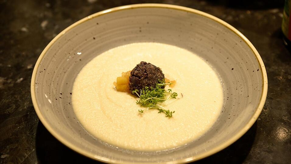 Sebastian Völkl aus dem Jedermann empfiehlt eine Selleriesuppe mit Banane und gebratener Blutwurst. Sebastian Völkl aus dem Jedermann empfiehlt eine Selleriesuppe mit Banane und gebratener Blutwurst.
