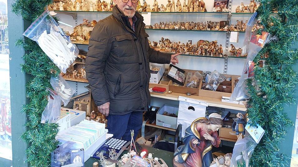 Joachim Hintersberger zeigt, was er alles in der Bude am Christkindlmarkt zu bieten hat. Joachim Hintersberger zeigt, was er alles in der Bude am Christkindlmarkt zu bieten hat.
