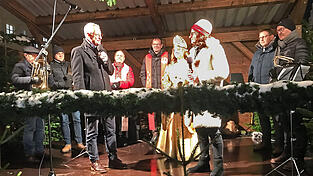 Auftakt zum Christkindlmarkt mit OB Markus Pannermayr und Christkind Svenja Fröschl.