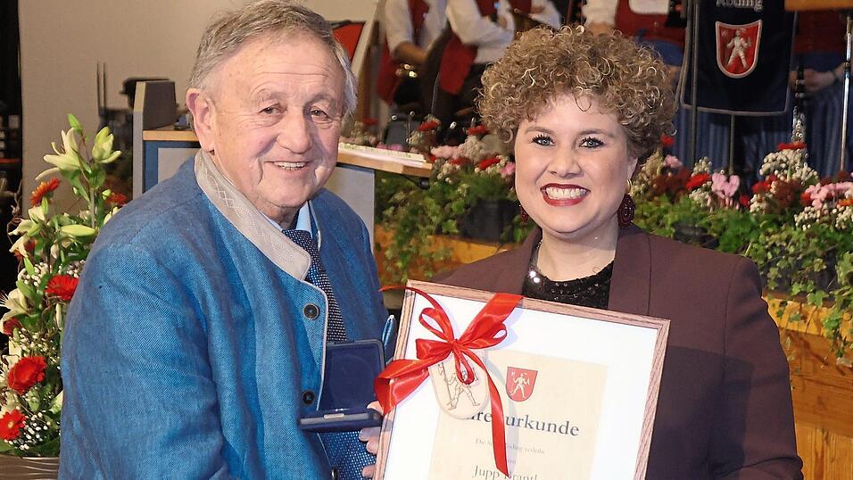 Jupp Brantl hat sich in seiner Eigenschaft als Brauer, Festwirt, Kommunalpolitiker und Vereinsmensch gro&szlig;e Verdienste um die Stadt erworben, wof&uuml;r ihm B&uuml;rgermeisterin Alexandra Riedl die B&uuml;rgermedaille &uuml;berreicht.