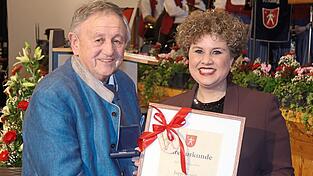 Jupp Brantl hat sich in seiner Eigenschaft als Brauer, Festwirt, Kommunalpolitiker und Vereinsmensch gro&szlig;e Verdienste um die Stadt erworben, wof&uuml;r ihm B&uuml;rgermeisterin Alexandra Riedl die B&uuml;rgermedaille &uuml;berreicht.