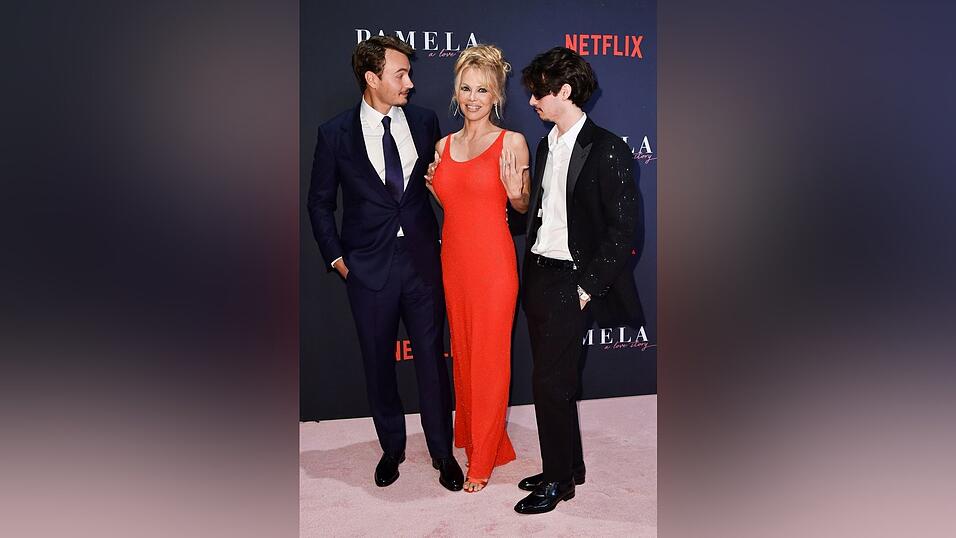 Pamela Andersons Sohn Dylan (rechts) hat geheiratet (Archivbild). Pamela Andersons Sohn Dylan (rechts) hat geheiratet (Archivbild).