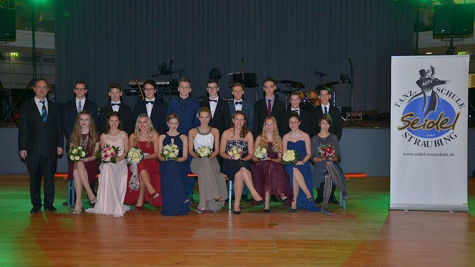 Die Bilder vom Abschlussball der Tanzschule Seidel in der Fraunhofer-Halle am 28. November. Die Bilder vom Abschlussball der Tanzschule Seidel in der Fraunhofer-Halle am 28. November.