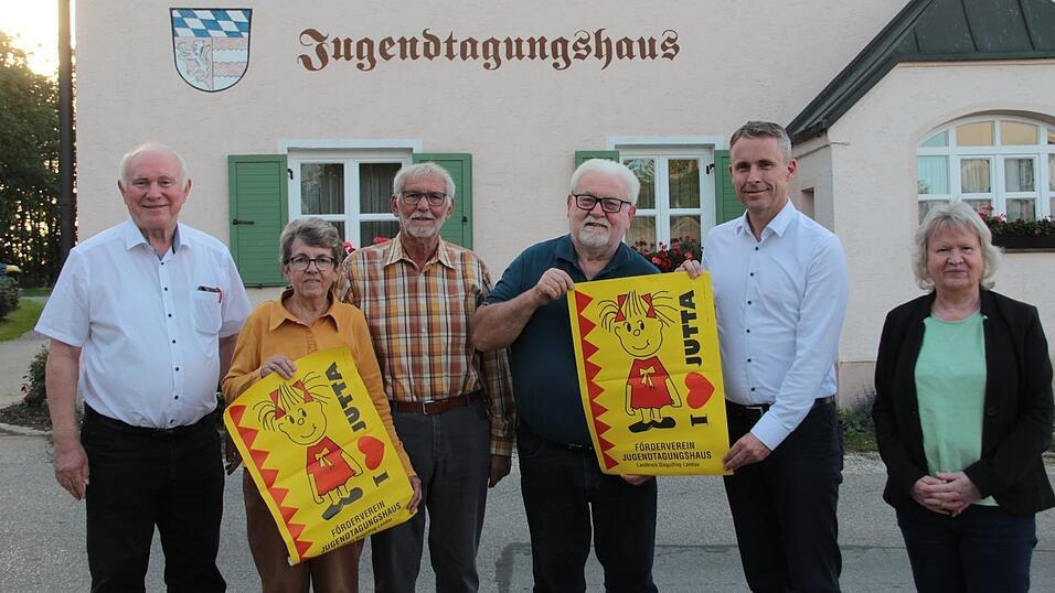 Altlandrat Heinrich Trapp, Hildegard und Josef Beer, Gründungsvorsitzender des Fördervereins, der aktuelle Fördervereinsvorsitzende Karl Wolf, Michael Trapp, ehemaliger Vorsitzender des Kreisjugendrings, und Regina Hurmer von der kommunalen Jugendarbeit freuen sich auf den Tag der offenen Tür im Jugendtagungshaus. Altlandrat Heinrich Trapp, Hildegard und Josef Beer, Gründungsvorsitzender des Fördervereins, der aktuelle Fördervereinsvorsitzende Karl Wolf, Michael Trapp, ehemaliger Vorsitzender des Kreisjugendrings, und Regina Hurmer von der kommunalen Jugendarbeit freuen sich auf den Tag der offenen Tür im Jugendtagungshaus.