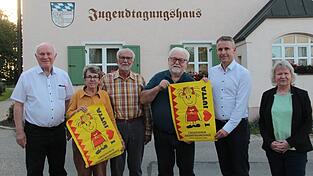 Altlandrat Heinrich Trapp, Hildegard und Josef Beer, Gründungsvorsitzender des Fördervereins, der aktuelle Fördervereinsvorsitzende Karl Wolf, Michael Trapp, ehemaliger Vorsitzender des Kreisjugendrings, und Regina Hurmer von der kommunalen Jugendarbeit freuen sich auf den Tag der offenen Tür im Jugendtagungshaus. Altlandrat Heinrich Trapp, Hildegard und Josef Beer, Gründungsvorsitzender des Fördervereins, der aktuelle Fördervereinsvorsitzende Karl Wolf, Michael Trapp, ehemaliger Vorsitzender des Kreisjugendrings, und Regina Hurmer von der kommunalen Jugendarbeit freuen sich auf den Tag der offenen Tür im Jugendtagungshaus.