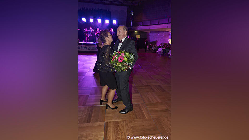 Die Metzgerzunft hat am Samstagabend in die Joseph-von-Fraunhofer-Halle eingeladen. Die Metzgerzunft hat am Samstagabend in die Joseph-von-Fraunhofer-Halle eingeladen.