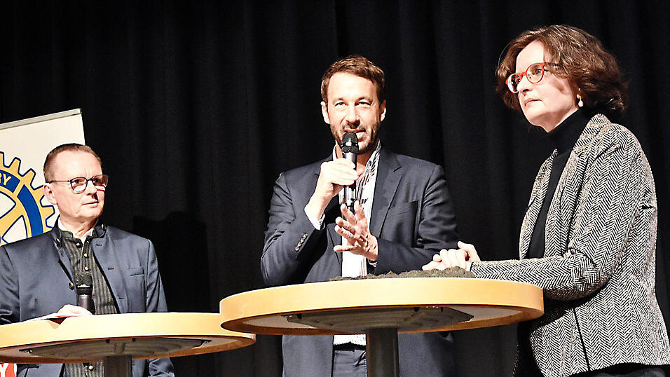 Im Gespr&auml;ch mit den Moderatoren Dr. Martin Kreuzer (links) und Sonja Ettengruber pl&auml;diert Tobias Haberl f&uuml;r mehr Toleranz - auch f&uuml;r Menschen, die (noch immer) an Gott glauben.