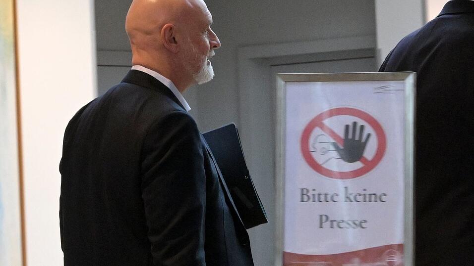 Es dringt nicht viel heraus aus dem Verhandlungssaal, hier dbb-Chef Volker Geyer im Potsdamer Hotelfoyer. Es dringt nicht viel heraus aus dem Verhandlungssaal, hier dbb-Chef Volker Geyer im Potsdamer Hotelfoyer.