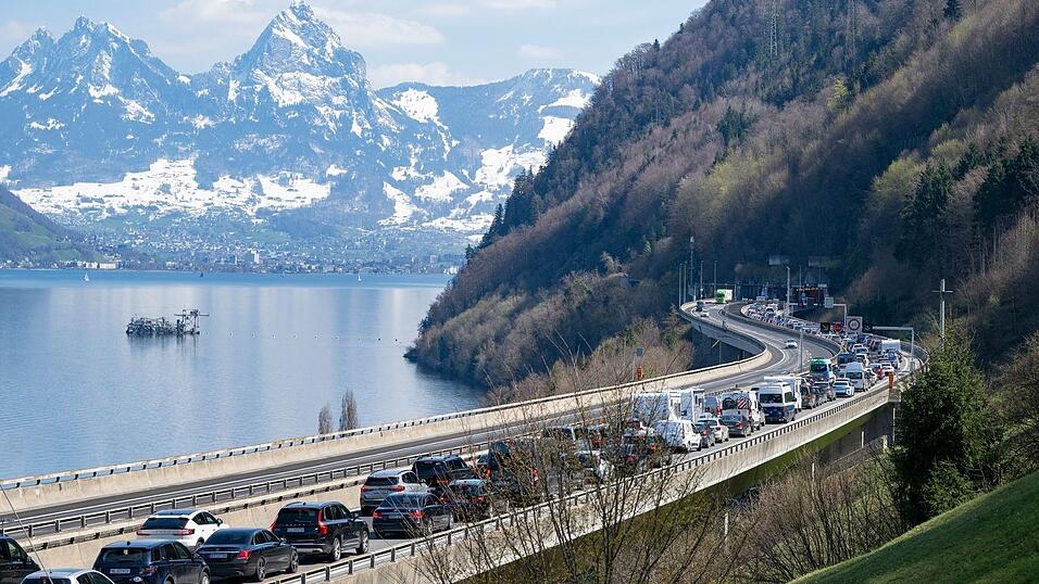 Am Gotthardtunnel ist zu Stoßzeiten stundenlange Geduld nötig. (Archivbild) Am Gotthardtunnel ist zu Stoßzeiten stundenlange Geduld nötig. (Archivbild)