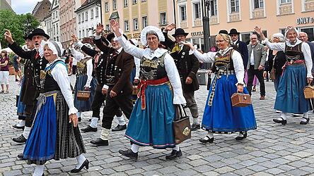 Stimmung wie beim Volksfestauszug herrschte bei der Prozession der Trachtler über den Stadtplatz bis zum Rittersaal. Stimmung wie beim Volksfestauszug herrschte bei der Prozession der Trachtler über den Stadtplatz bis zum Rittersaal.