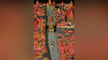 Im Sandtner-Modell aus dem Jahr 1568 bereits vorhanden: die Ziehbrunnen am Unteren Markt (vorne), dem jetzigen Ludwigsplatz, und am Oberen Markt (hinten), dem Theresienplatz.