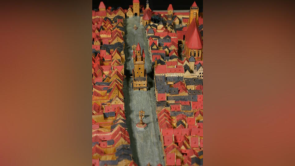 Im Sandtner-Modell aus dem Jahr 1568 bereits vorhanden: die Ziehbrunnen am Unteren Markt (vorne), dem jetzigen Ludwigsplatz, und am Oberen Markt (hinten), dem Theresienplatz.