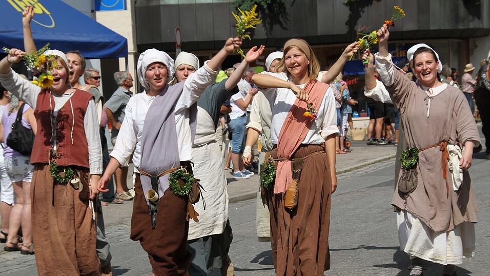Die schönsten Augenblicke des historischen Drachenstich-Festzuges 2016. Die schönsten Augenblicke des historischen Drachenstich-Festzuges 2016.
