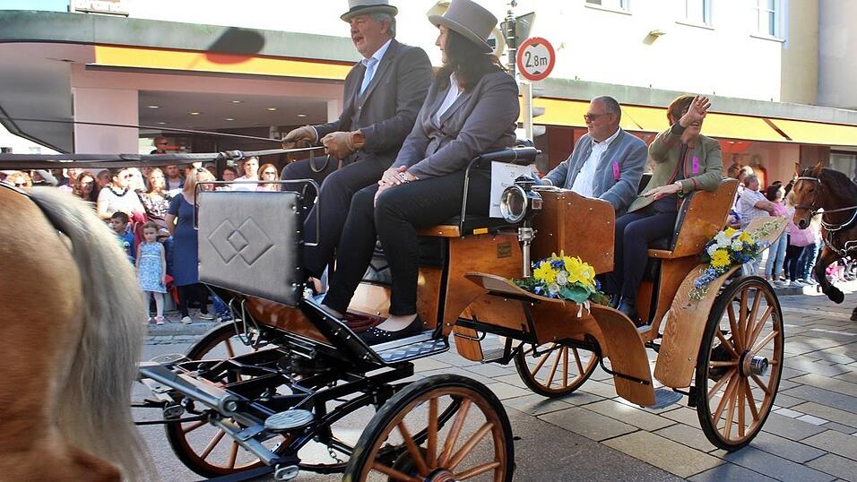 Viele Besucher verfolgten am Sonntag den Umzug auf dem Vilsbiburger Stadtplatz. Viele Besucher verfolgten am Sonntag den Umzug auf dem Vilsbiburger Stadtplatz.