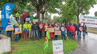 Das Thema trifft offensichtlich den Nerv der Bevölkerung. Trotz Regenwetter waren sogar über 70 Demonstrationsteilnehmer dabei.
