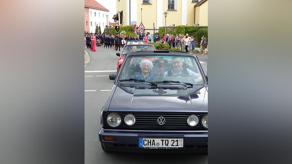Die FFW-Ehrenfestm&uuml;tter Maria Schmidbauer und Maria Schichtl wurden in Cabrios chauffiert.