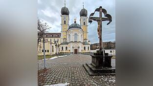 Im 18. Jahrhundert wurden mit der Pfarr- und Klosterkirche St. Michael, der ber&uuml;hmten Bibliothek und dem Festsaal bedeutende Werke des Sp&auml;tbarocks bzw. des Rokokos geschaffen. In der Abtei leben heute noch 13 M&ouml;nche.