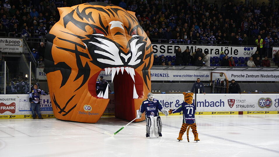 Durch den aufblasbaren Tigerkopf laufen die Straubing Tigers auf die Eisfl&auml;che.