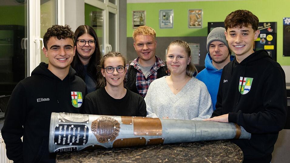 Angehende 20-Jährige organisieren das Ausrufen der Paare. Angehende 20-Jährige organisieren das Ausrufen der Paare.