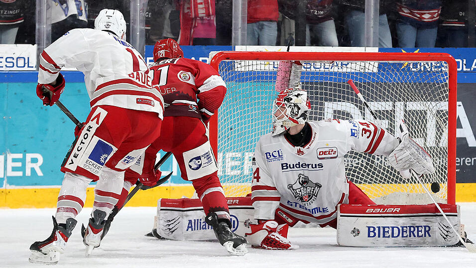Noch nicht die Vorentscheidung: Hier traf Landshuts David Stieler (rotes Trikot) zwar zum zwischenzeitlichen 3:1, danach musste der EVL aber noch mal zittern und brachte den wichtigen Dreier vor allem wegen seiner starken Special-Teams ins Ziel.