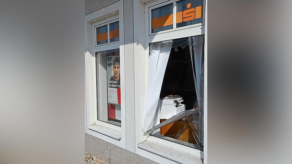 Durch die Wucht der Detonation zerbersten die Fensterscheiben der Sparkassenfiliale.